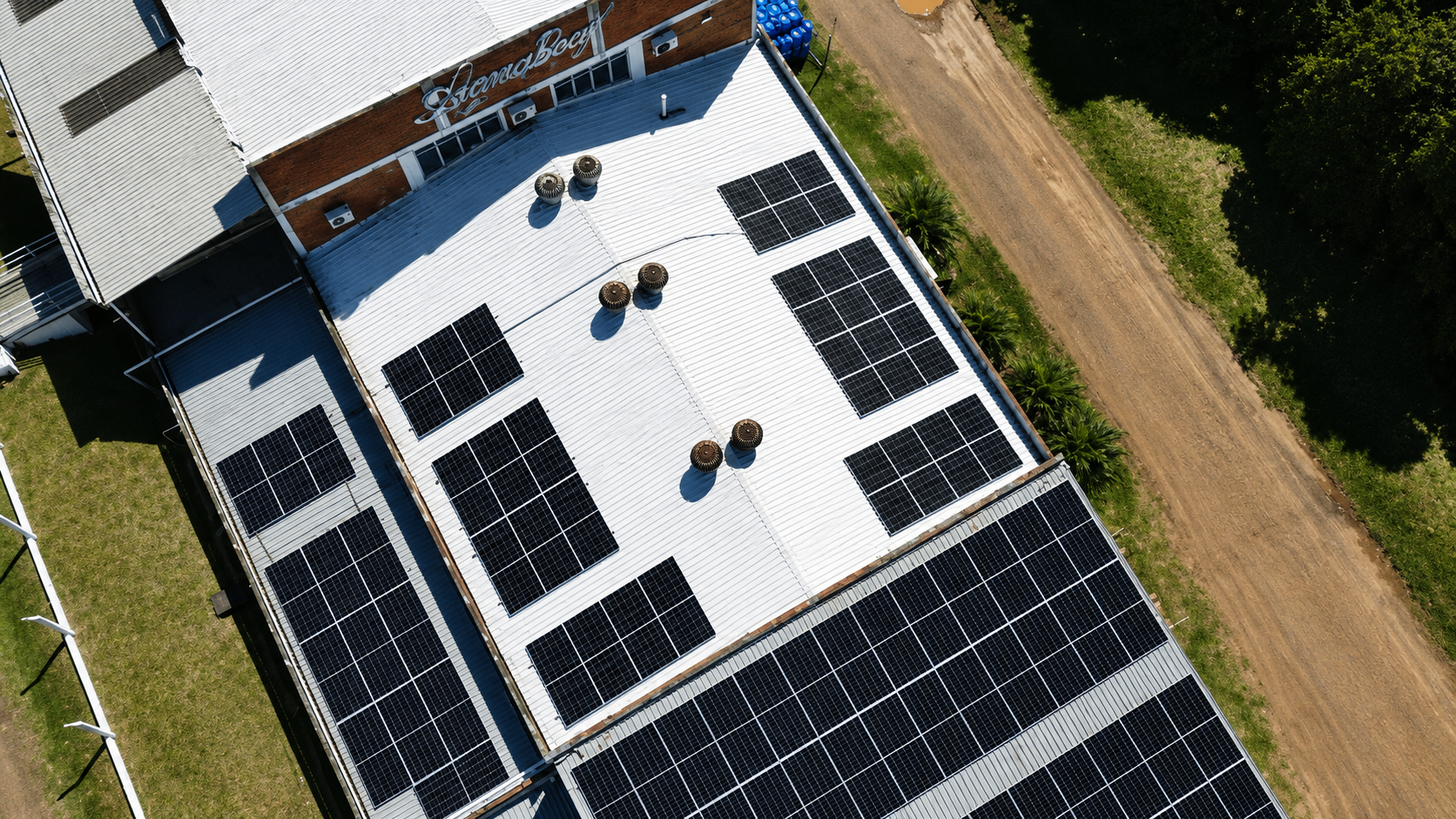Painéis solares instalados em projeto da TIOSUN